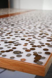 Directietafel met in epoxy gegoten munten voor ASN bank